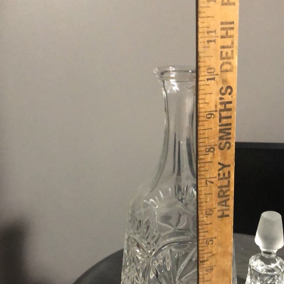 Vintage crystal decanter with lid - Picture 3 of 7